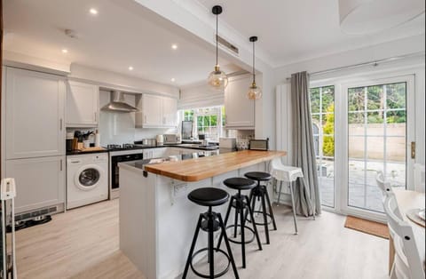 Kitchen or kitchenette, Lounge or bar, dishwasher, oven, pet friendly, stove, toaster, washing machine