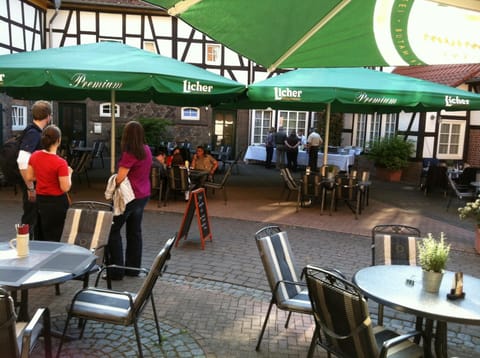 Patio, Restaurant/places to eat, group of guests