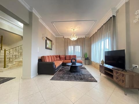 Communal lounge/ TV room, TV and multimedia, Living room, Seating area, Evening entertainment