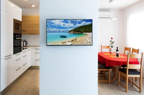 Communal lounge/ TV room, Kitchen or kitchenette, Dining area