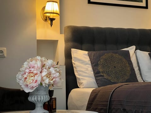 Bed, Photo of the whole room, Decorative detail, Bedroom