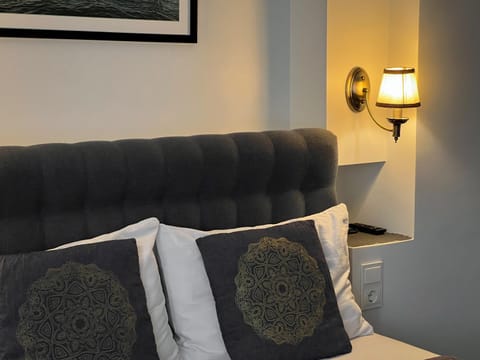 Bed, Photo of the whole room, Seating area, Bedroom