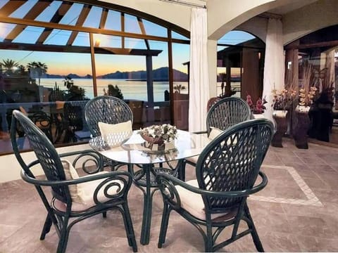 Patio, Natural landscape, View (from property/room), Balcony/Terrace, Seating area, Dining area