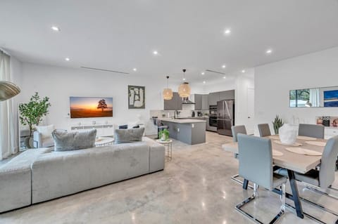 Wonderful New Tropical Pool House North Miami House in Golden Glades