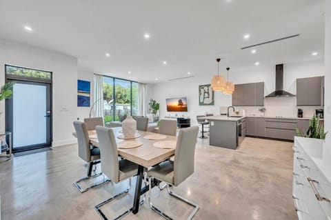 Wonderful New Tropical Pool House North Miami House in Golden Glades