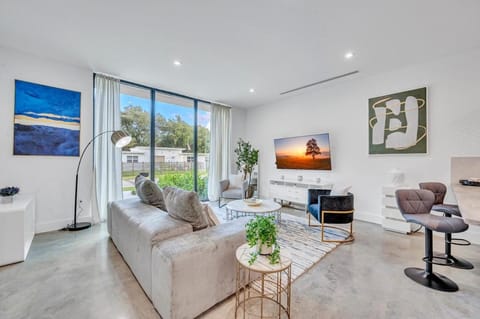 Wonderful New Tropical Pool House North Miami House in Golden Glades