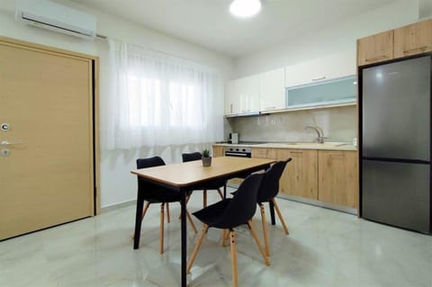 Kitchen or kitchenette, Dining area, air conditioner