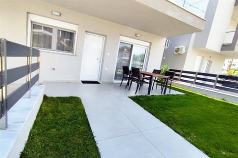 Property building, Garden, Balcony/Terrace, Garden view