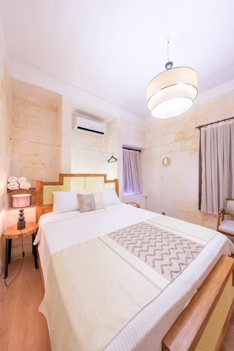 Bed, Living room, Photo of the whole room, Seating area, Bedroom, air conditioner