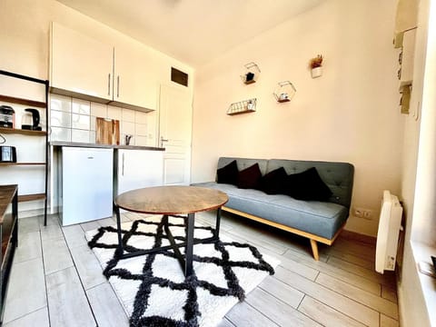 Petit Deux Pièces-Place de parking Apartment in Sartrouville