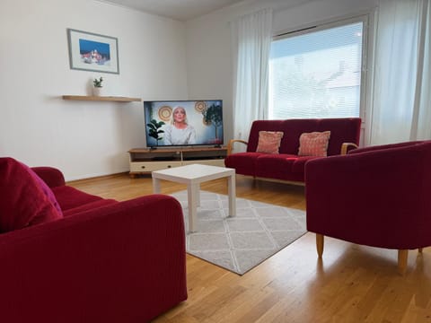 Communal lounge/ TV room, TV and multimedia, Living room, Seating area, Evening entertainment
