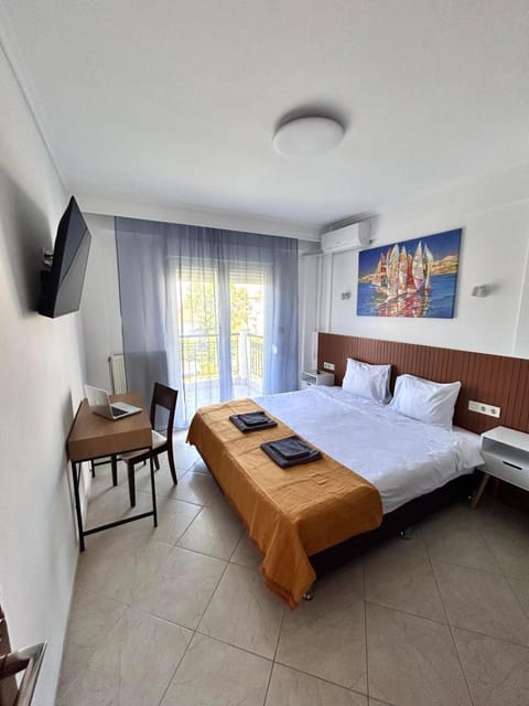Bed, TV and multimedia, Photo of the whole room, Bedroom, towels
