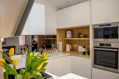 Coffee/tea facilities, oven, kitchen