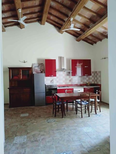 Kitchen or kitchenette, Dining area, oven, stove