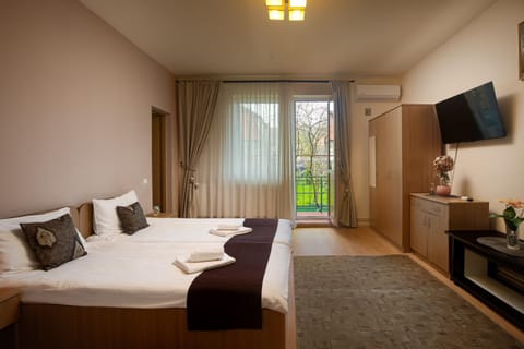 Bed, TV and multimedia, Bedroom, towels
