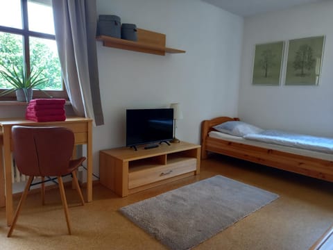 Bed, TV and multimedia, Photo of the whole room, Seating area, Bedroom, towels