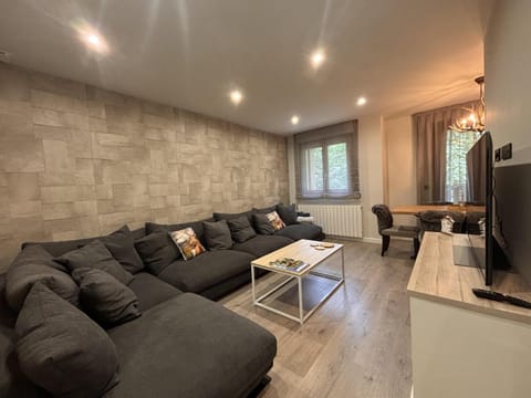Communal lounge/ TV room, TV and multimedia, Living room, Seating area, Dining area, Evening entertainment