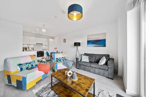 TV and multimedia, Kitchen or kitchenette, Living room, Seating area, Dining area