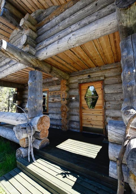 Kelokantola by the lake Villa in Lapland