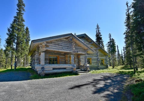 Kelokantola by the lake Villa in Lapland