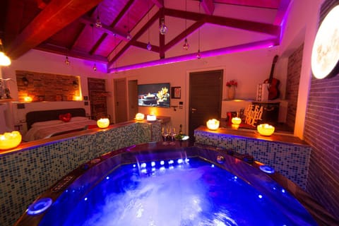 Hot Tub, TV and multimedia, Evening entertainment