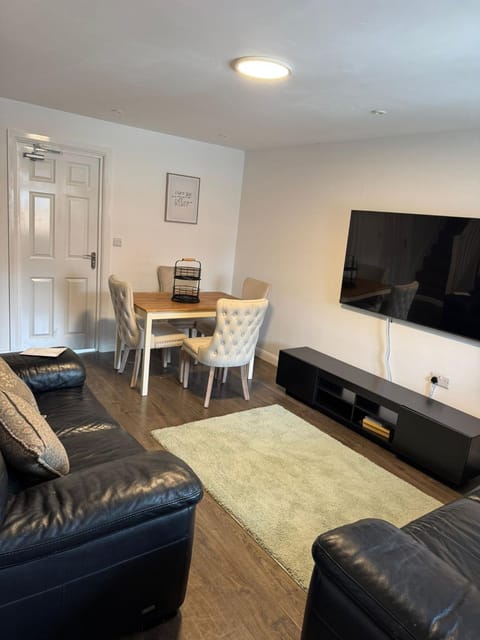 Communal lounge/ TV room, TV and multimedia, Living room, Seating area, Dining area