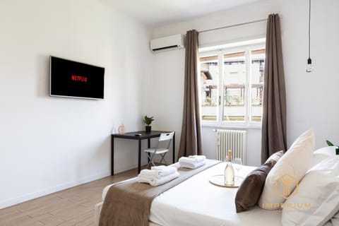 Bed, TV and multimedia, View (from property/room), Photo of the whole room, Bedroom