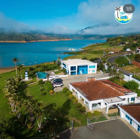 Property building, Neighbourhood, Natural landscape, Bird's eye view, Decorative detail, Garden view, Lake view, Mountain view, Pool view, Parking