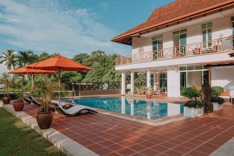Property building, Patio, Day, Natural landscape, Garden, Swimming pool, sunbed