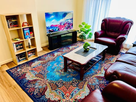 Communal lounge/ TV room, Library, TV and multimedia, Living room, Seating area, Evening entertainment