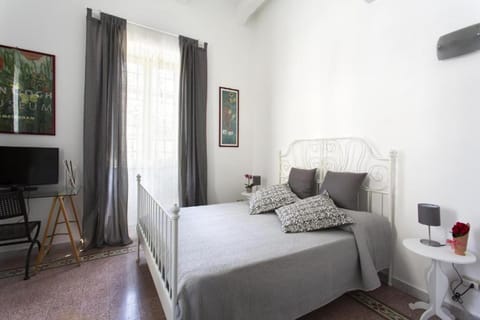 Bed, TV and multimedia, Photo of the whole room, Bedroom, air conditioner
