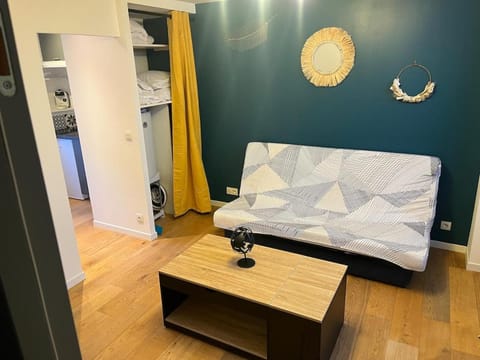 Photo of the whole room, Seating area