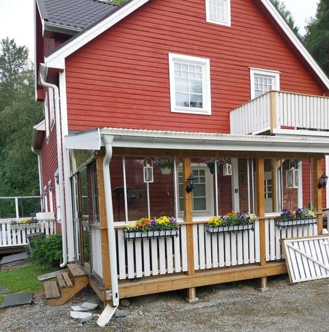Property building, Patio, Day, Balcony/Terrace