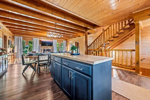 Lux 7BR Cabin, Pool, Hot Tub, Game Room, Dollywood for 24 Cabin in Pigeon Forge