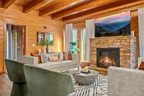 Lux 7BR Cabin, Pool, Hot Tub, Game Room, Dollywood for 24 Cabin in Pigeon Forge