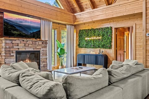 Lux 7BR Cabin, Pool, Hot Tub, Game Room, Dollywood for 24 Cabin in Pigeon Forge