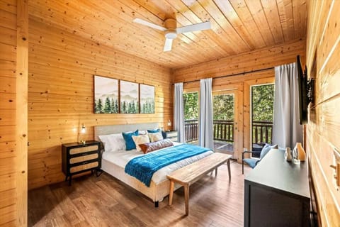 Lux 7BR Cabin, Pool, Hot Tub, Game Room, Dollywood for 24 Cabin in Pigeon Forge