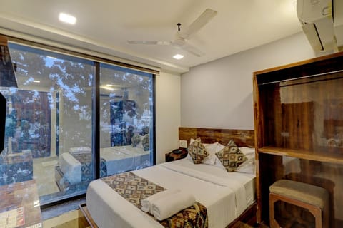 Property building, Bed, Photo of the whole room, Bedroom, air conditioner