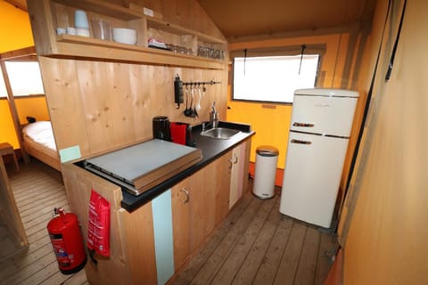 Glamping De Zuidvliet Nr 9 Luxury tent in Wolphaartsdijk