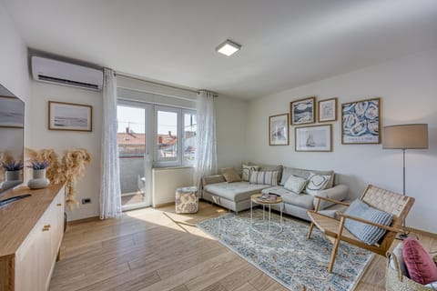 Day, Living room, Decorative detail, Seating area, Area and facilities