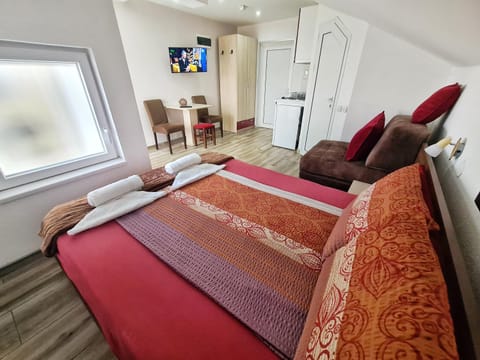 Bed, TV and multimedia, Photo of the whole room, Seating area, wardrobe