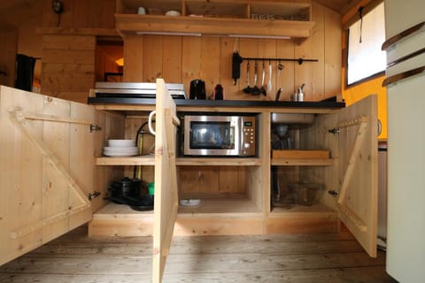 Glamping De Zuidvliet Nr 10 Luxury tent in Wolphaartsdijk