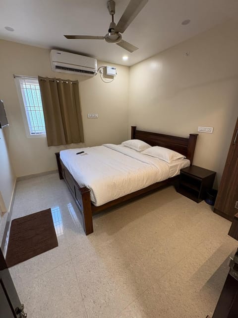 Bed, Photo of the whole room, Bedroom, air conditioner
