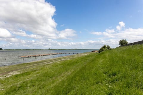 Glamping De Zuidvliet Nr 11 Luxury tent in Wolphaartsdijk