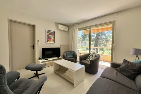 Apartment with pool near the sea Apartment in Antibes