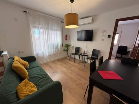 Communal lounge/ TV room, TV and multimedia, Living room, Seating area, Dining area, Evening entertainment, air conditioner