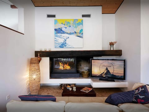 TV and multimedia, Living room, Seating area, Evening entertainment