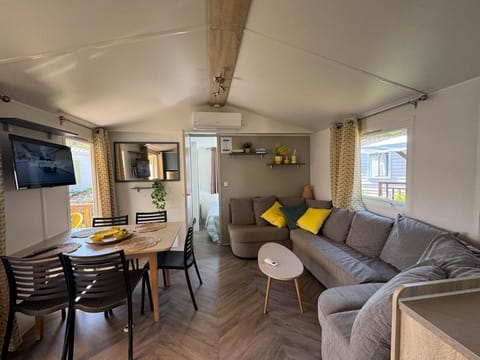 Communal lounge/ TV room, TV and multimedia, Kitchen or kitchenette, Living room, Seating area, Dining area, air conditioner