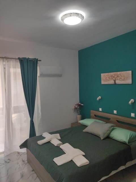 Bed, Photo of the whole room, Bedroom, towels, air conditioner