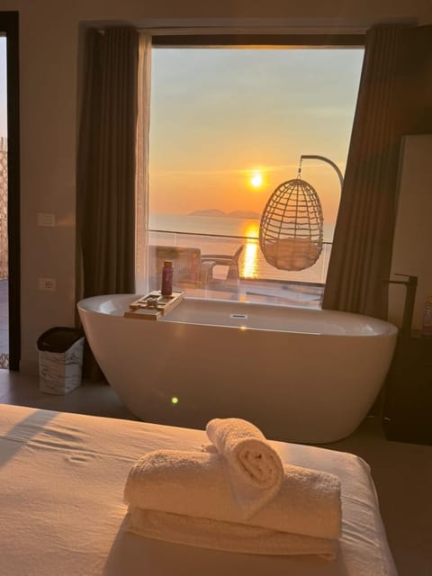 Bed, Natural landscape, Photo of the whole room, Bedroom, Sea view, Sunrise, Sunset, Bath, towels